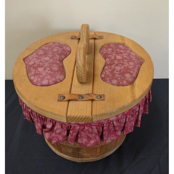 Vintage Large Heart Cushioned Sewing Basket With Lid And Liner - Picture 3 of 12